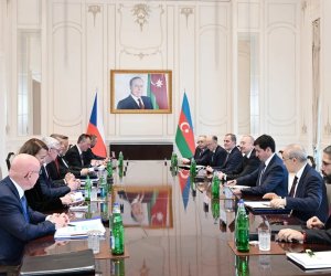 Əliyevin Çexiyanın Baş naziri ilə təkbətək görüşü keçirilib - Yenilənir