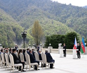 İlham Əliyev və Andrey Babiş mətbuata bəyanatlarla çıxış edirlər