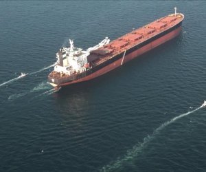 Иран узаконивает контроль над Ормузом. Вице-президент США бьет тревогу - Oбновлено