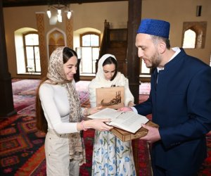 Leyla və Arzu Əliyevalar Şəkidə Xan məscidini ziyarət edib