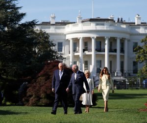 Media: Tramp Kral III Çarlzla görüşdə protokolu pozub