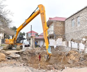 
Keşlədə kollektorun üzərində tikildiyi üçün sökülmüş evin sakinlərinə birdəfəlik maddi yardım ödəniləcək