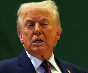 Tramp Hörmüz boğazını &ldquo;Tramp boğazı&rdquo; adlandıran şəkil paylaşıb