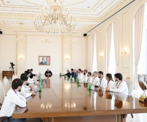Əliyev Avropa çempionatında komanda hesabında çempion olan güləşçiləri qəbul edib