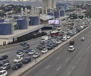 На ряде улиц и проспектов Баку затруднено движение транспорта