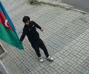 Задержали за неуважение к флагу Азербайджана