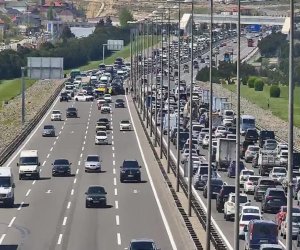 Aeroport şosesində qəza olub, yolda sıxlıq yaranıb
