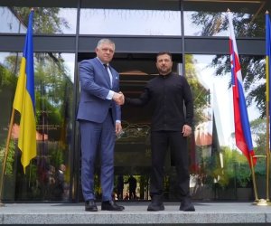 Зеленский отговорил Фицо ехать на парад Путина