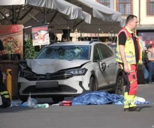 Не менее двух человек погибли при наезде автомобиля в Германии