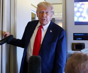 White House briefs staff for possible Democratic gains in midterms