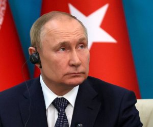 Putin bans staff from using smartphones amid security fears