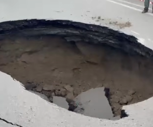 Sumqayıtda yol çöküb - Video