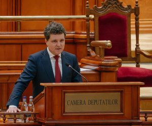 Romanian president cuts short Armenia visit after government no-confidence vote