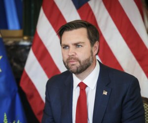 Вэнс обсуждает с премьером Катара судьбу переговоров с Ираном
