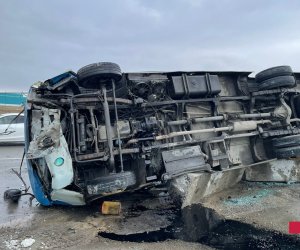 Yevlaxda mikroavtobus aşıb, 20-yə yaxın şəxs xəsarət alıb