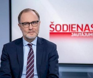Latviyanın müdafiə naziri istefa verib