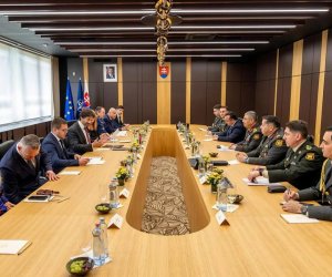 Azərbaycan müdafiə naziri Slovakiyaya səfər edib