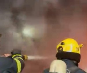 Пожар на крупном складе в Локбатане продолжают тушить