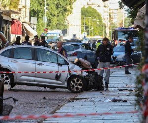 İtaliyada avtomobil izdihama çırpılıb, azı 10 nəfər xəsarət alıb