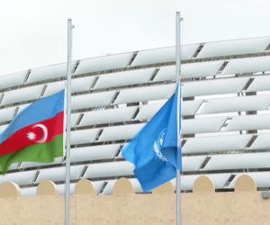 WUF13-də BMT və Azərbaycan bayraqları qaldırılıb