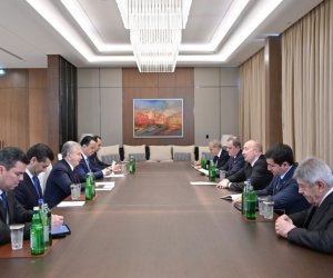 
Prezident İlham Əliyev Şavkat Mirziyoyevlə görüşüb