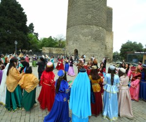 Bakının mərkəzində milli geyimlərdə gəzinti-yürüş təşkil olunub