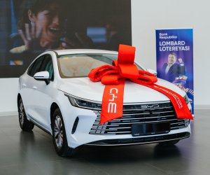 Банк Республика в свой день рождения вручил клиентке автомобиль