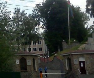 Российские ракеты упали у посольства Азербайджана в Киеве: выбиты окна