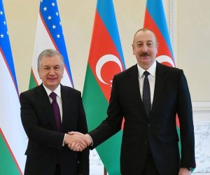 Шавкат Мирзиёев поздравил Президента Ильхама Алиева