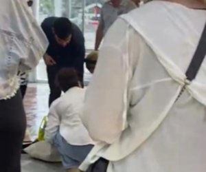 &ldquo;AF Mall&rdquo;un üzlüyü qoparaq qadının üstünə düşüb- VİDEO