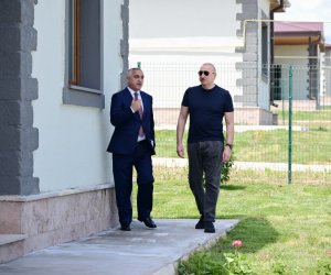 Prezident Xocalıda hərbi qulluqçular üçün nəzərdə tutulan fərdi evlərdə yaradılmış şəraitlə tanış olub