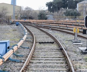 Bakıda dəmir yoluna çıxan kişini qatar vurub