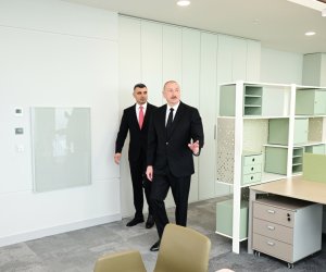 Əliyev Mərkəzi Bankın 35 mərtəbəli yeni inzibati binasının açılışında iştirak edib