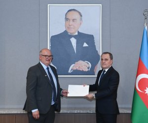 Britaniyanın yeni səfiri etimadnaməsinin surətini Ceyhun Bayramova təqdim edib