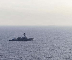 Иранские военные атаковали эсминец США в Оманском заливе
