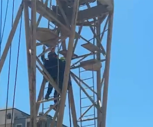 Kranda köməksiz vəziyyətdə qalan şəxs xilas edilib - Video