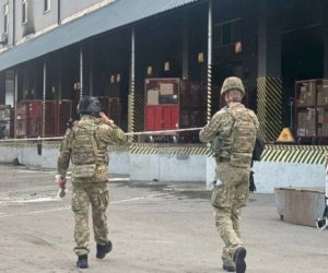 
Kiyevdə poçt terminalında partlayış- Ölən və yaralananlar var