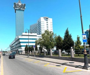 В Баку у ряда клиник создали зоны высадки для такси