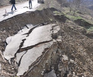 Göygöldə torpaq sürüşüb, avtomobil yolunda çətinliklər yaranıb