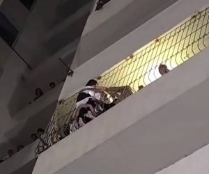 В Хырдалане спасли женщину, которая после падения с восьмого этажа повисла на пятом