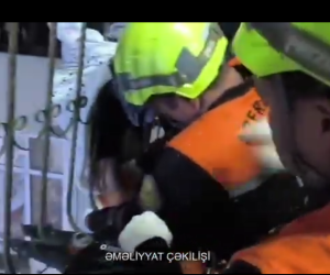Xırdalanda eyvandan yıxılmaq təhlükəsi ilə üzləşən qadını xilas edilib
