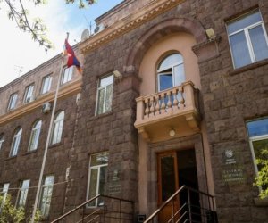 Партия Царукяна выводит сторонников к зданию ЦИК Армении
