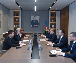 Ceyhun Bayramov Marius-Qabriel Lazurka ilə görüşüb