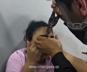 Göz qapağı geyiminin zəncirbəndinə ilişən qadına köməklik göstərilib - Video