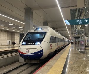 İstanbulda hava limanına gedən metro qatarı relsdən çıxıb