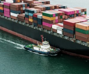 В иранском порту первое судно после снятия морской блокады