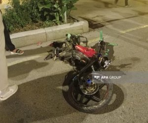 Gəncədə minik avtomobili ilə moped toqquşub, sürücü ölüb