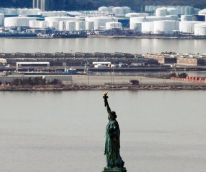 Коммерческие запасы нефти в США опустились ниже 413 млн баррелей