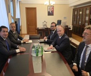 Hikmət Hacıyev NATO-nun xüsusi nümayəndəsi ilə görüşüb