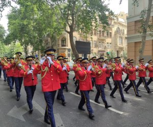 Bakıda hərbi orkestrlərin müşayiəti ilə yürüşlər başlayıb